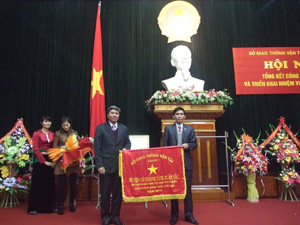 Đồng chí Trần Đăng Ninh, Phó Chủ tịch UBND tỉnh trao cờ thi đua  của Bộ GTVT cho cán bộ và nhân dân huyện Mai Châu có thành tích xuất sắc phát triển GTNT.
